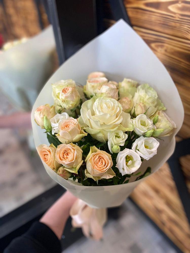 Букет цветов из: Розы и Лизиантусы в Ага-Батыре